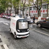非接触式配送：京东自研智能配送机器人完成武汉第一单