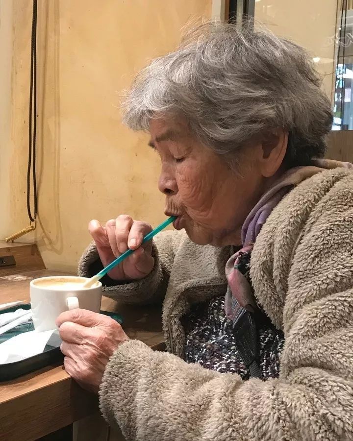 这位72岁学摄影的日本老奶奶，太硬核了！