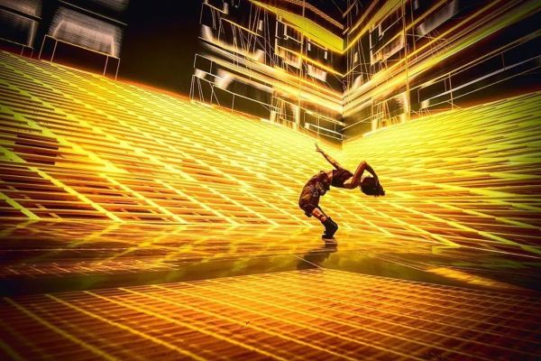 沉浸式设计+ AI, 新媒体艺术就该这么玩