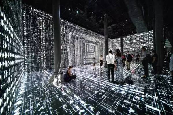 沉浸式设计+ AI, 新媒体艺术就该这么玩
