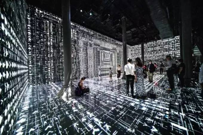 沉浸式设计+ AI, 新媒体艺术就该这么玩