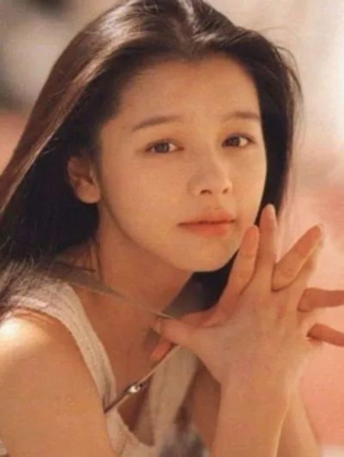 佟丽娅一直在苦笑?不,苦相和凄美是有区别的