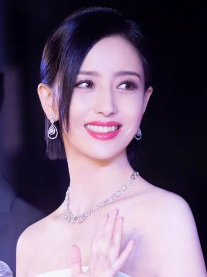 佟丽娅一直在苦笑?不,苦相和凄美是有区别的