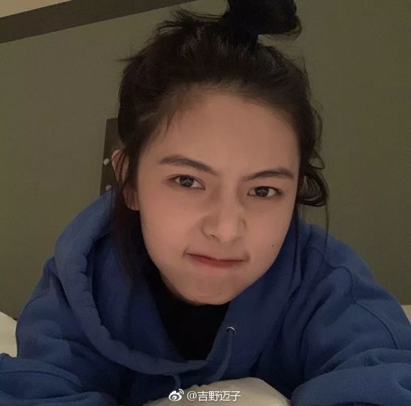 在 家 发 呆 / 不 如 自 拍