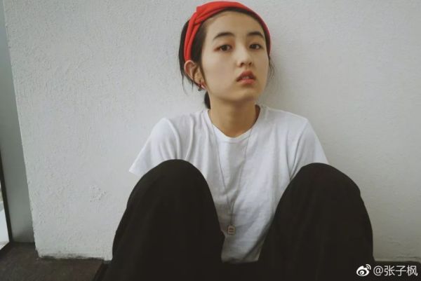 在 家 发 呆 / 不 如 自 拍