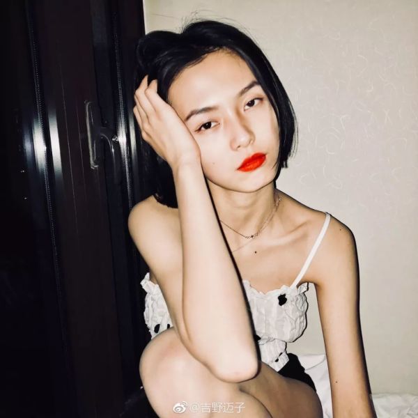 在 家 发 呆 / 不 如 自 拍