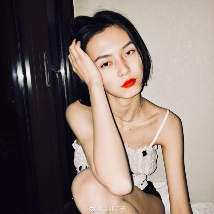 在 家 发 呆 / 不 如 自 拍