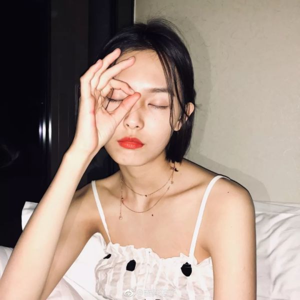 在 家 发 呆 / 不 如 自 拍