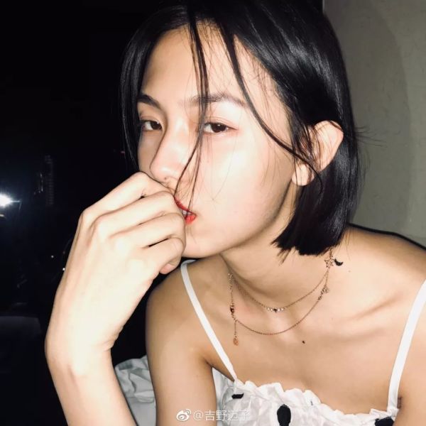 在 家 发 呆 / 不 如 自 拍