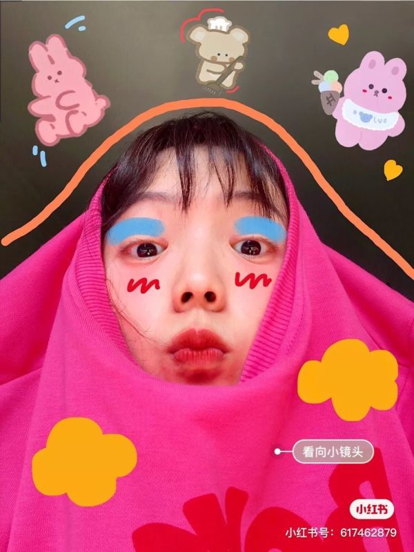 在 家 发 呆 / 不 如 自 拍