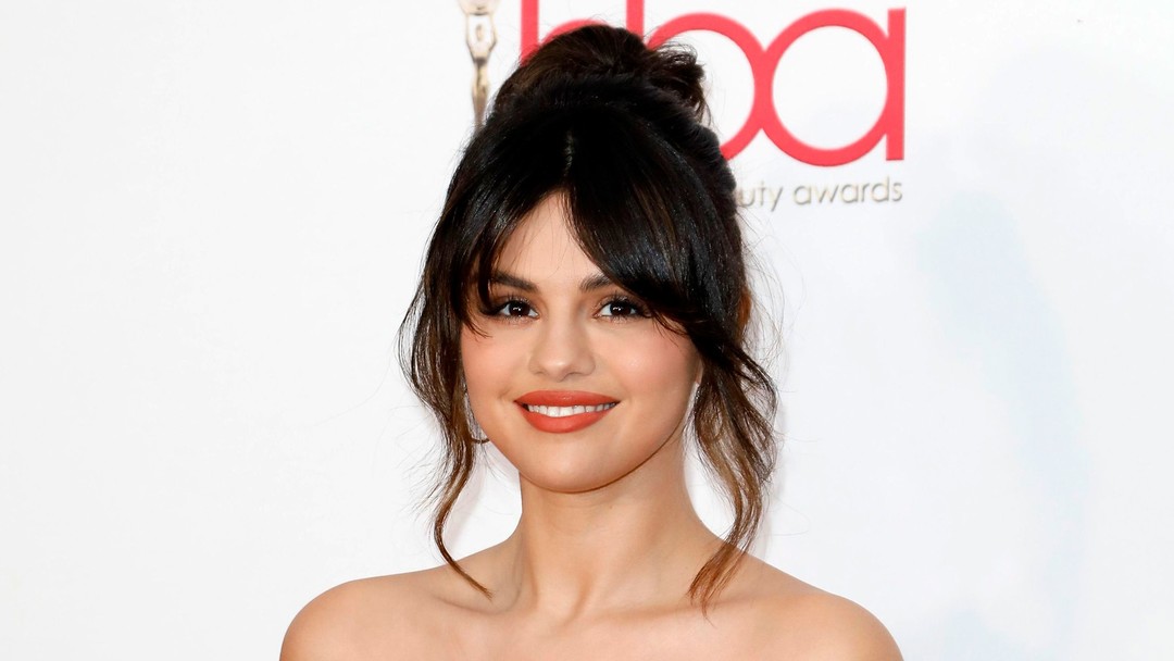 Selena Gomez晒出复古卷发造型