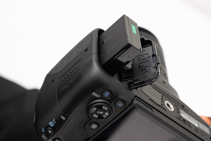 对焦提升、4K视频get，佳能发布EOS 850D单反相机套机价格899.99美元（约6284元人民币）。