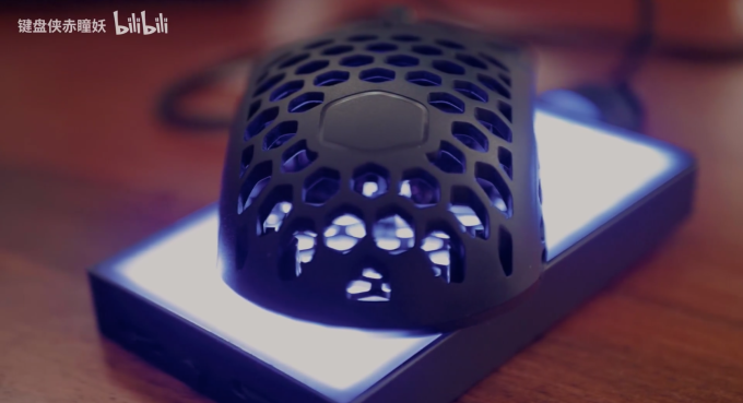 53g 的 CoolerMaster MM710 洞洞鼠标好用么?为了测试达人竟将其扔进水盆