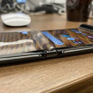 气温寒冷、状况频发:三星 Galaxy Z Flip 断屏,摩托罗拉 Razr“脱皮”