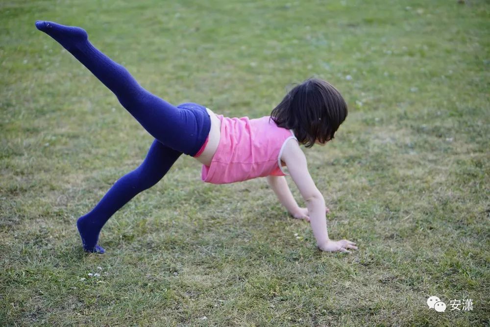 大人孩子憋在家里缺乏运动？大量实拍图教你玩亲子瑜伽