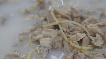 王刚的美食精选 篇三十一：厨师长教你：“折耳根猪肺汤”的家常做法，里面满满的小技巧 