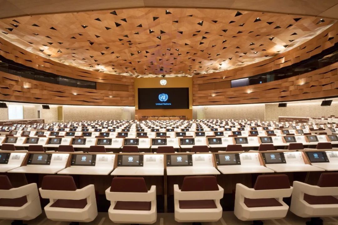 联合国重新装修了一个会议厅，木饰面创新设计的典范