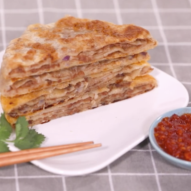 【视频】早餐别再愁了，小姐姐教你做金黄酥脆的牛肉饼
