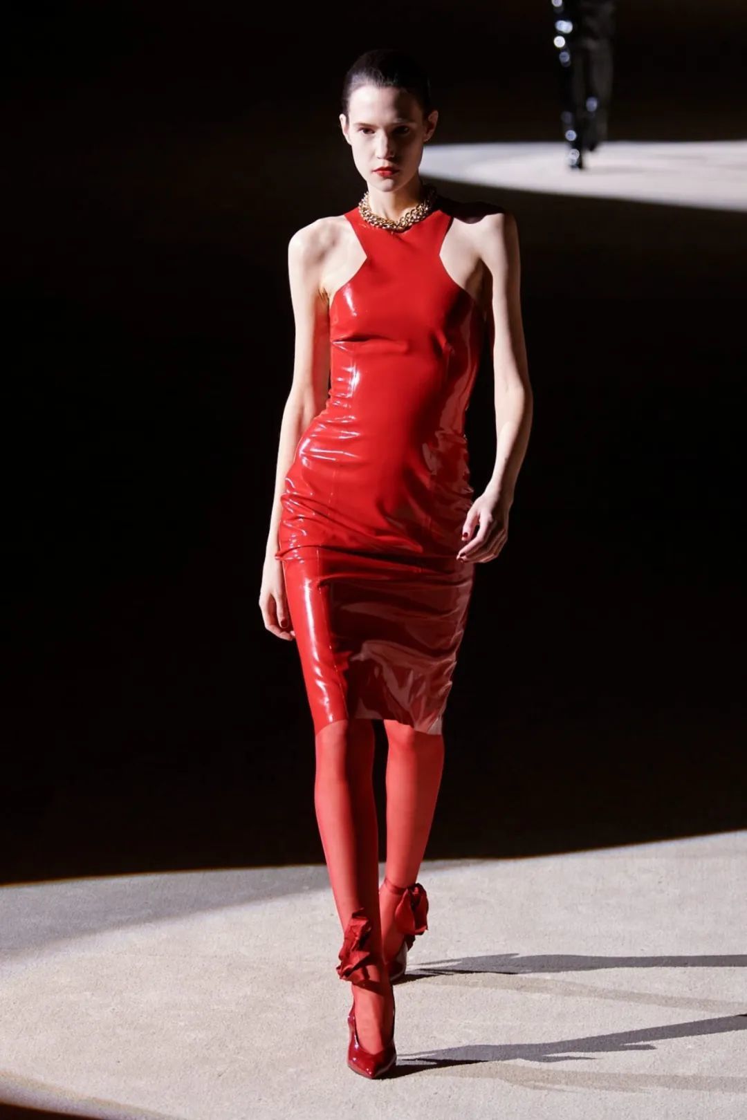 ①乳胶裙在刚刚落幕的saint laurent fall 2020秀上,创意总监anthony