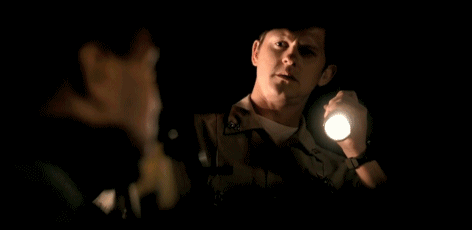 被枪指着,谁都犯怵还有电影里的谋杀案,也只是一个引子,从未展开.