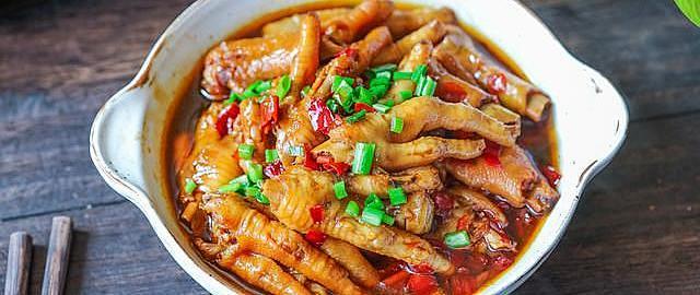 【红烧鸡爪的做法】软糯脱骨Q弹入味，这一碗我连吃三碗米饭！