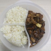 帝都3.99解决一顿午餐，有5块鸡腿肉的香菇滑鸡饭