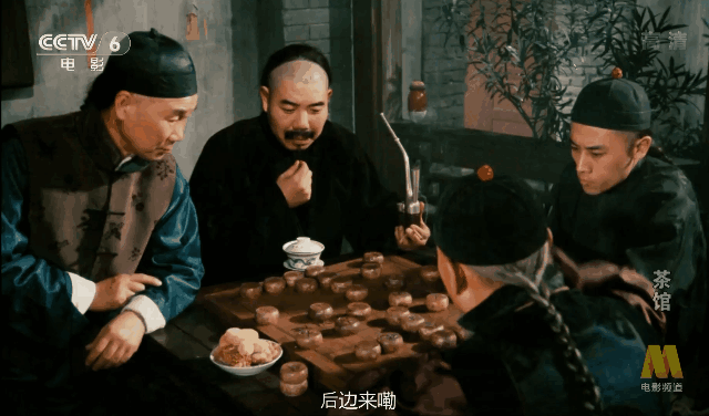 像茶馆里下棋赌输赢,以一碟干炸丸子为赌注,更是稀松平常——它不值