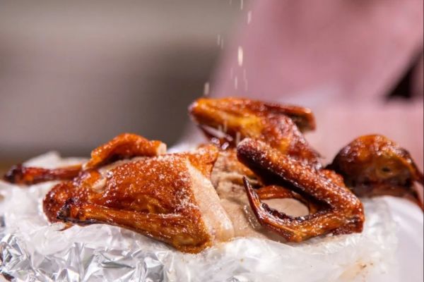 140岁的陶陶居,终于要「送」原只盐焗鸡了