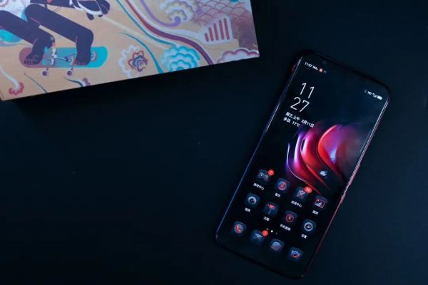 红魔5G游戏手机上手体验 | 144Hz+风冷液冷双散热,飙车比快更快?