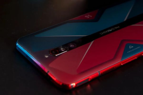 红魔5G游戏手机上手体验 | 144Hz+风冷液冷双散热,飙车比快更快?