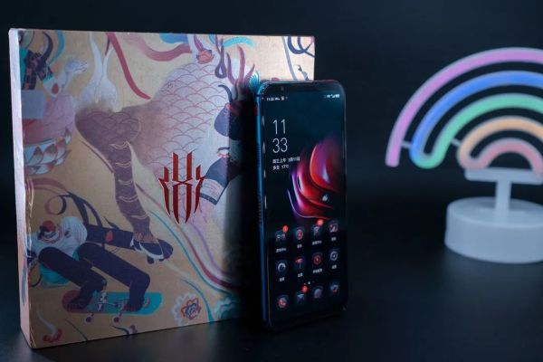 红魔5G游戏手机上手体验 | 144Hz+风冷液冷双散热,飙车比快更快?