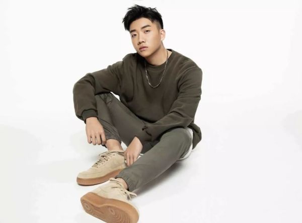 A面是地下教师,B面是Rapper+潮女,明日花问你服不服?