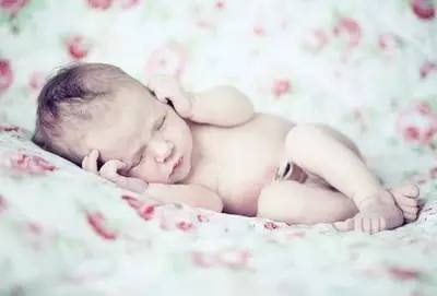 0-3个月宝宝睡眠指导，除了喂奶和抱哄，你还有点别的招