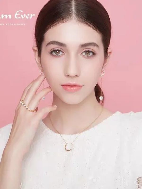 整理了一期好看精致的明星爱用耳饰,很适合年轻女孩!