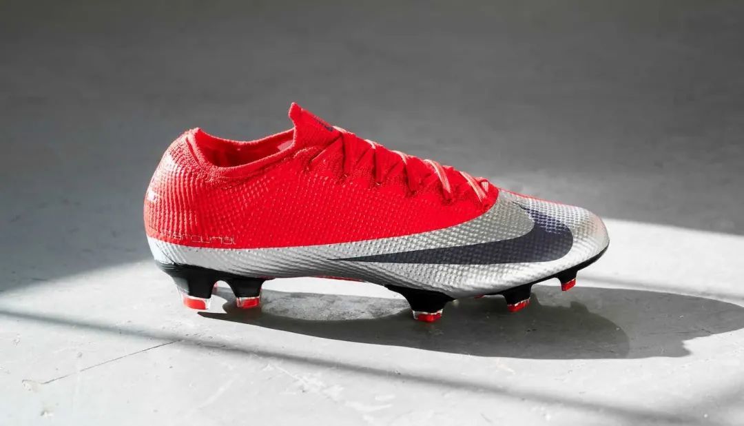 近观Nike Mercurial Vapor “Future DNA”足球鞋
