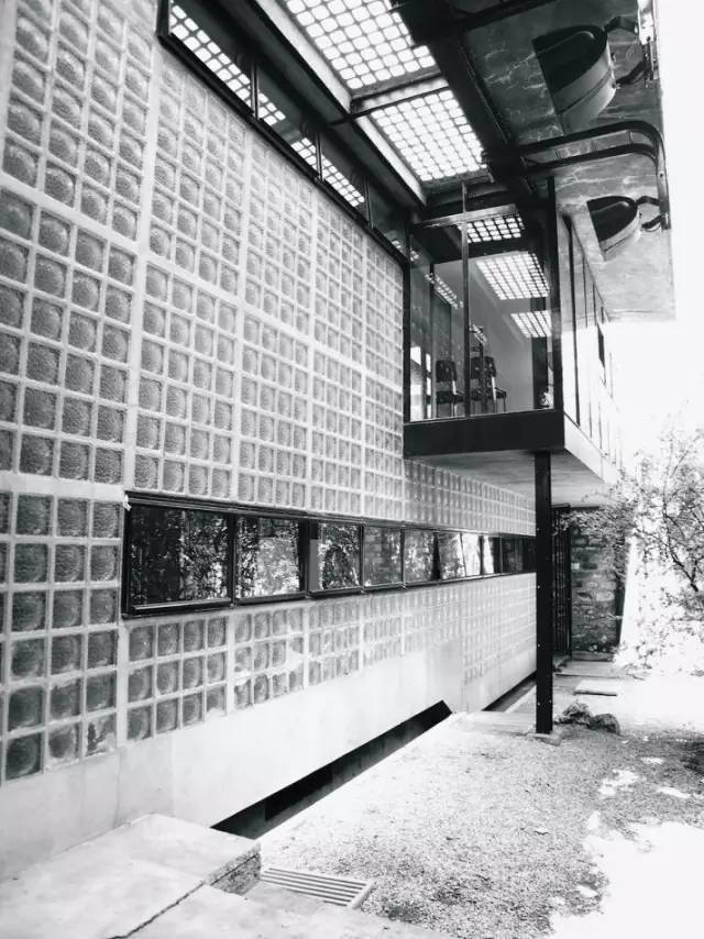 他90年前设计的一栋老房子，成为建筑经典，比柯布西耶更早用玻璃砖！