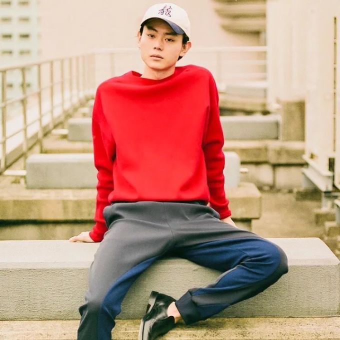 日本私服最时尚男星菅田将晖都怎么搭 男生复古风最强穿搭指南 男装 什么值得买