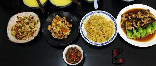 晒晒我们一家4口的晚餐 5菜1汤 虽没有大鱼大肉 但吃的舒服 蔬菜 什么值得买