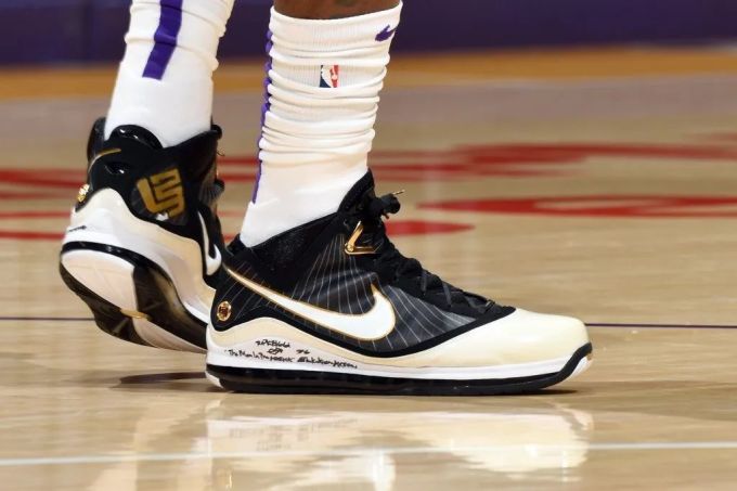 LBJ17 Low:詹姆斯系列的销量担当?
