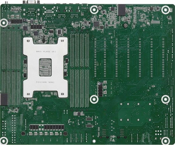 华擎打造 AMD 霄龙妖板，七条 PCIe 4.0 x16 一字排开