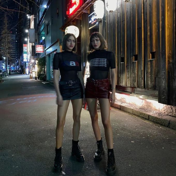 双倍姐妹花双倍性感!这些潮流界的妹妹看谁顶得住?