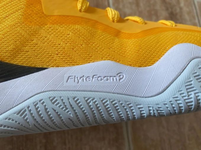 WEN鞋评-开箱 | Asics Nova Surge 听说有人说它比AJ33SE好?所以它靠什么呢