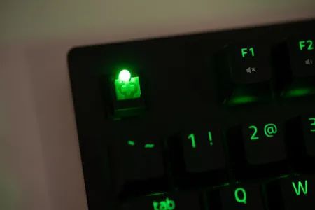雷蛇黑寡妇蜘蛛X竞技版背光款TKL键盘体验：改变并非只有背光