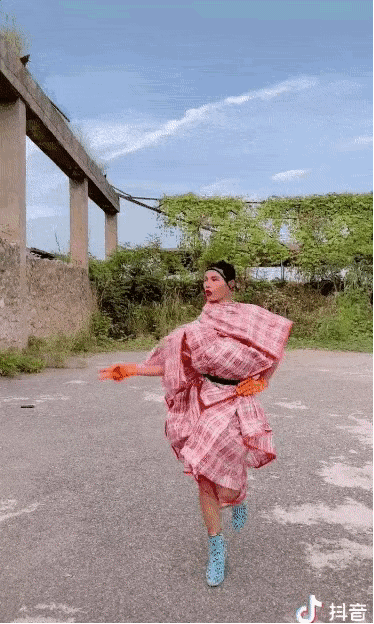 田野里的“东方高级脸”碰撞国际时装周