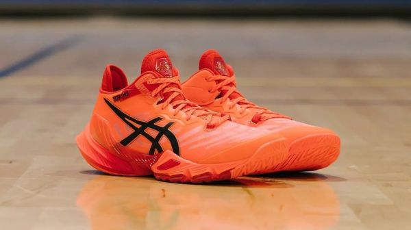 云端新品发布,ASICS这双碳板跑鞋刚发布就“飞”上了天!