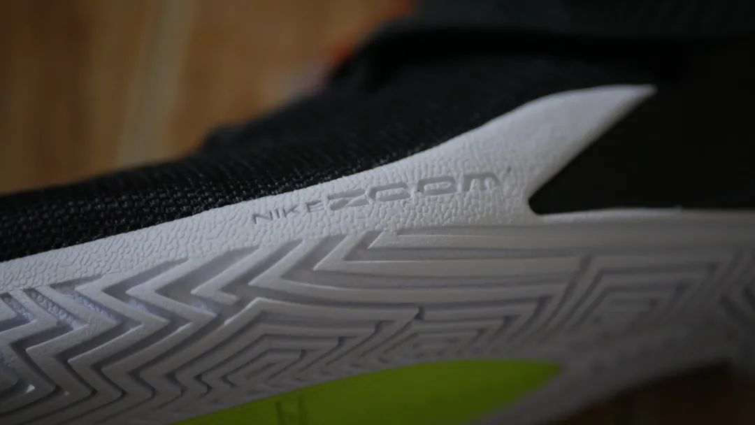 WEN鞋评-开箱 | Nike Flytrap3 破产版欧文6？对比前作中外底毫无变化的支线鞋款