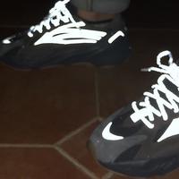 晚上亮瞎你的眼—阿迪达斯 YEEZY BOOST 700