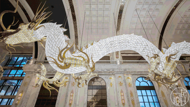 镶嵌 250 万颗施华洛世奇水晶的吊灯，这简直是巨型珠宝！