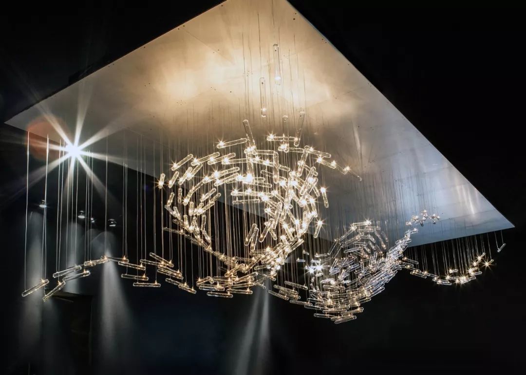 镶嵌 250 万颗施华洛世奇水晶的吊灯，这简直是巨型珠宝！