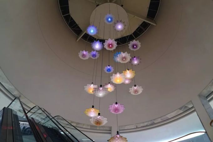 镶嵌 250 万颗施华洛世奇水晶的吊灯,这简直是巨型珠宝!